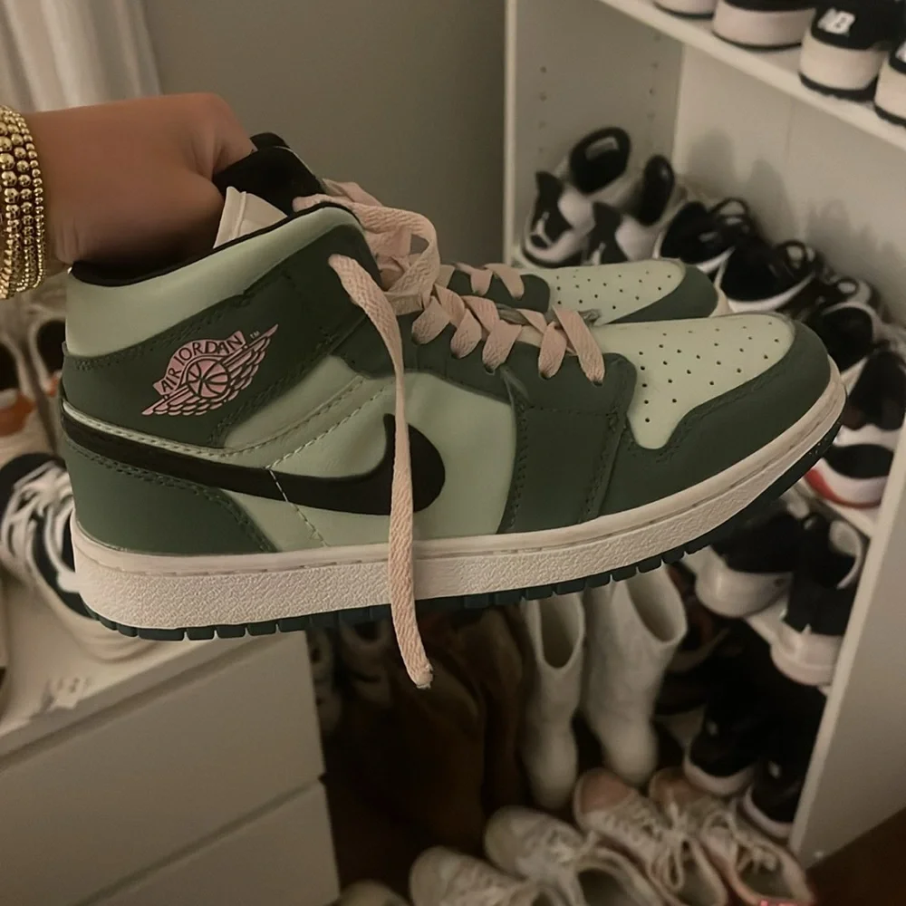 Green Jordan 1 mid - Picture 2 of 2